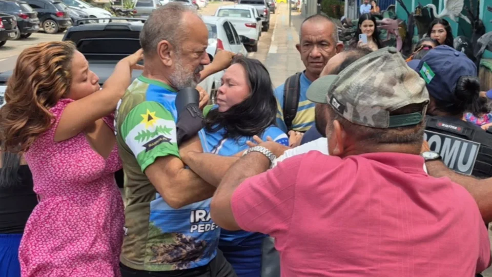 Flagra exclusivo: confusão entre grupos rivais marca votação polêmica na Câmara de Iranduba