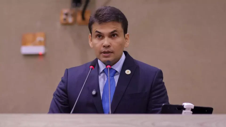 ‘Não vou aplaudir encenação’: Coronel Rosses boicota renúncia de David Almeida e chama plano para o governo de ‘burrice’