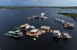 Justiça do Amazonas suspende retirada de flutuantes no Tarumã-Açu