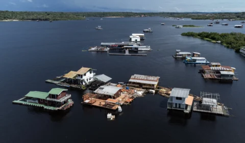 Justiça do Amazonas suspende retirada de flutuantes no Tarumã-Açu