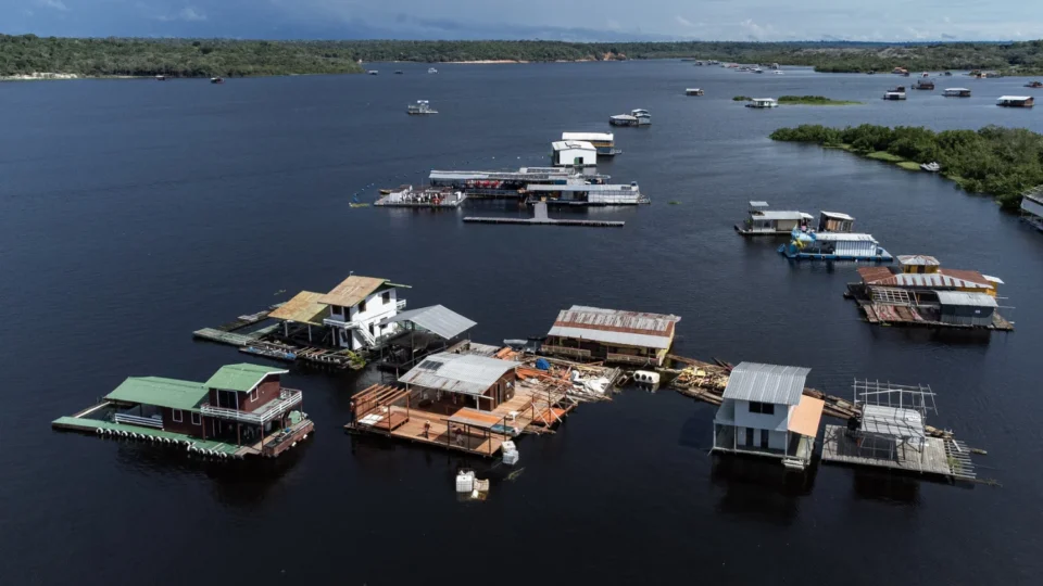 Justiça do Amazonas suspende retirada de flutuantes no Tarumã-Açu