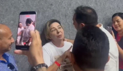 Sob vaias, secretário de Educação de Manaus enfrenta protesto de professores em seminário