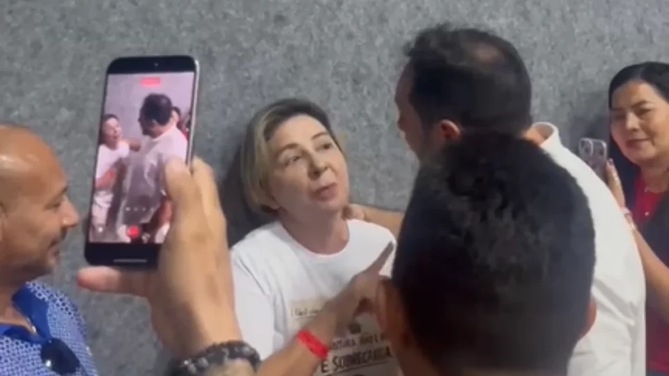 Sob vaias, secretário de Educação de Manaus enfrenta protesto de professores em seminário