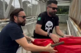 Deputado e vereador arrancam bandeiras partidárias em passarela de Ananindeua