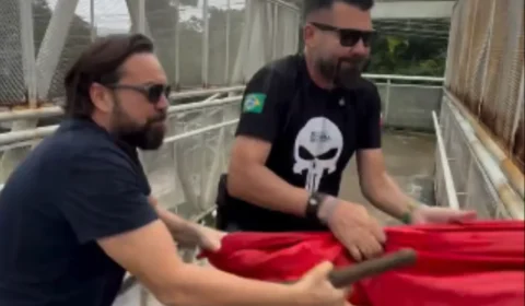 Deputado e vereador arrancam bandeiras partidárias em passarela de Ananindeua