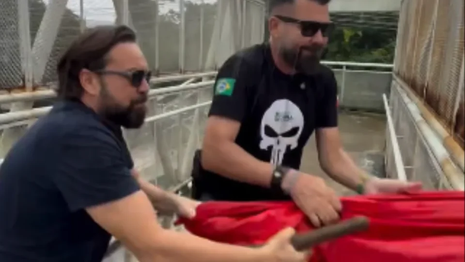 Deputado e vereador arrancam bandeiras partidárias em passarela de Ananindeua