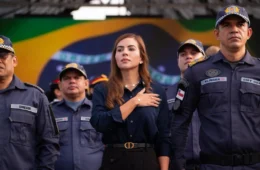 No Dia do Hino Nacional, Débora Menezes defende integração de valores cívicos no cotidiano escolar do AM