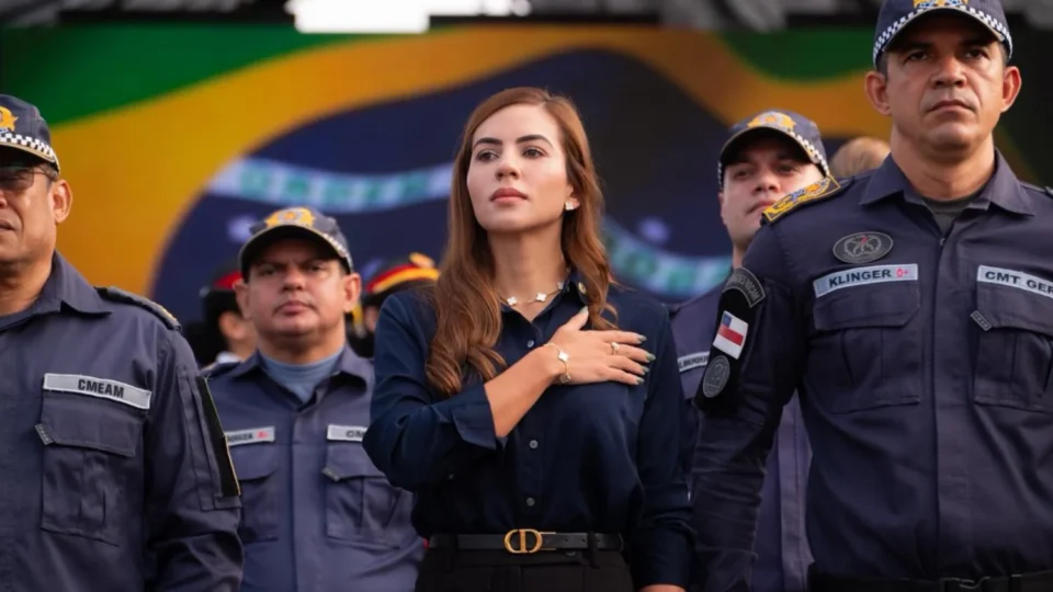 No Dia do Hino Nacional, Débora Menezes defende integração de valores cívicos no cotidiano escolar do AM
