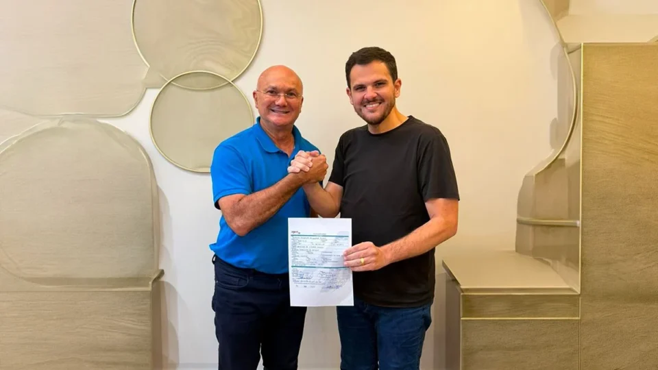 Coronel Menezes dá drible em Wilson Lima e fecha com grupo de David Almeida