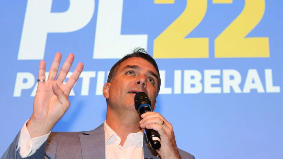 Flávio Bolsonaro pede união e cita a Bíblia em vídeo para lideranças de direita