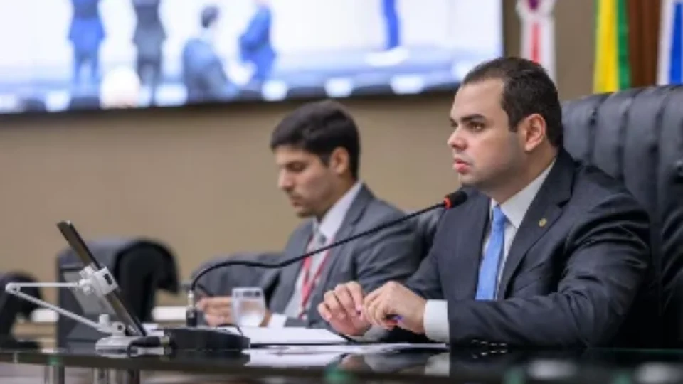 Governador interino sanciona lei que regulamenta eleição indireta no Amazonas