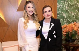 Mulher de David Almeida é homenageada com Medalha de Honra ao Mérito pelo TCE-AM