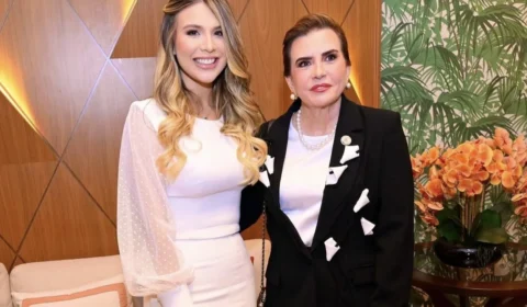 Mulher de David Almeida é homenageada com Medalha de Honra ao Mérito pelo TCE-AM