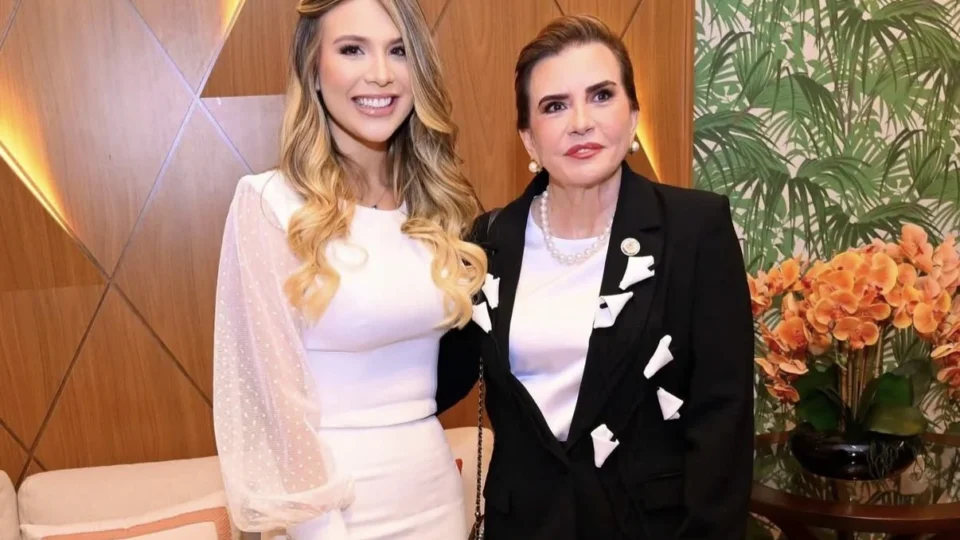 Mulher de David Almeida é homenageada com Medalha de Honra ao Mérito pelo TCE-AM