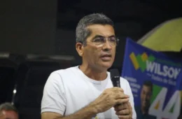 Prefeito de Manicoré tenta entregar cestas básicas, mas é recebido com protestos e cobranças por promessas não cumpridas