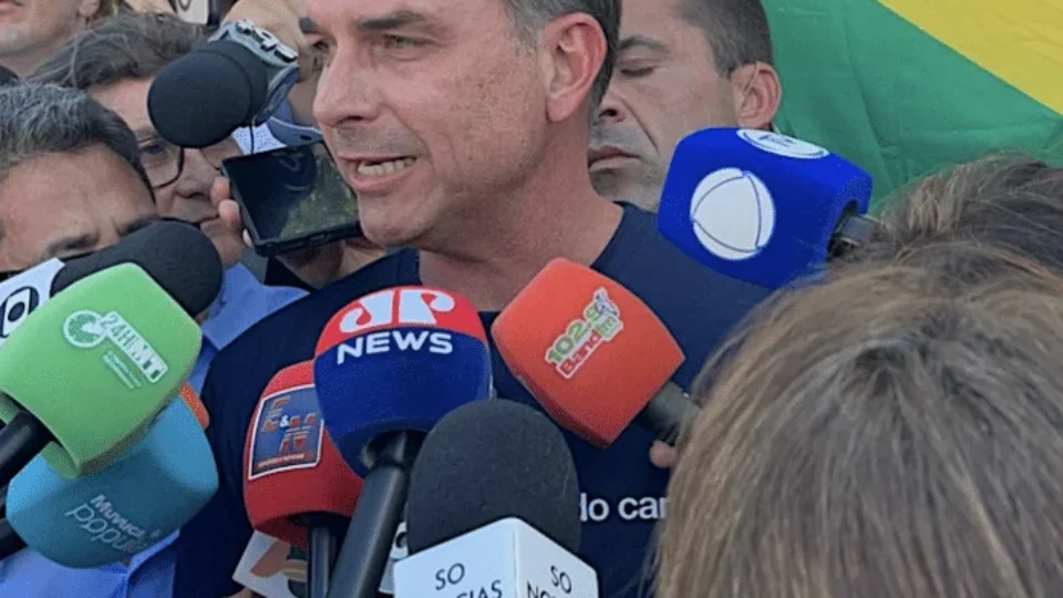 Flávio Bolsonaro defende autonomia econômica para indígenas sem novas demarcações de terras