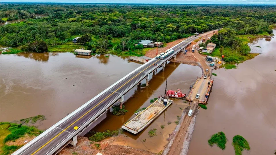 Ponte sobre rio Autaz Mirim na BR-319 é liberada antes do prazo após testes de carga, diz Dnit