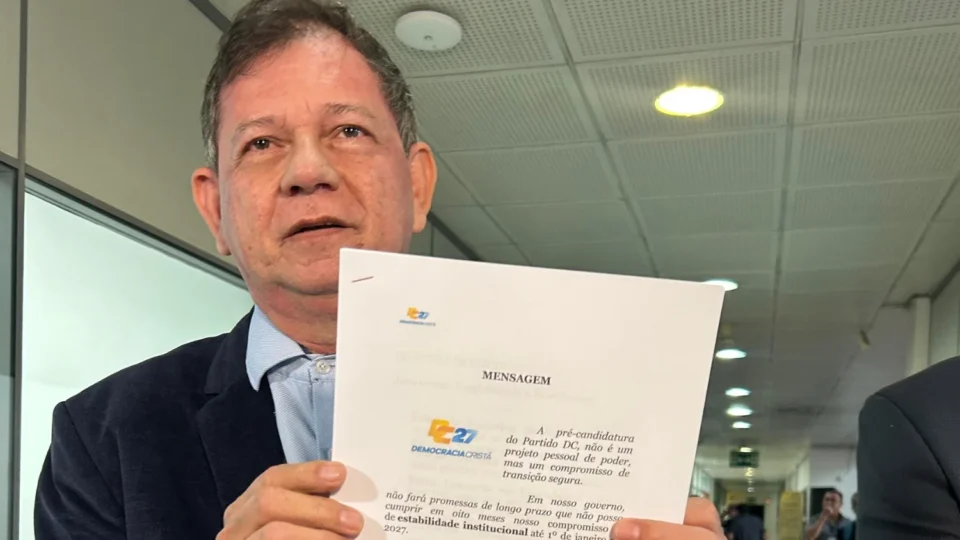 Aliado de David Almeida entra na disputa pela cadeira de governador tampão