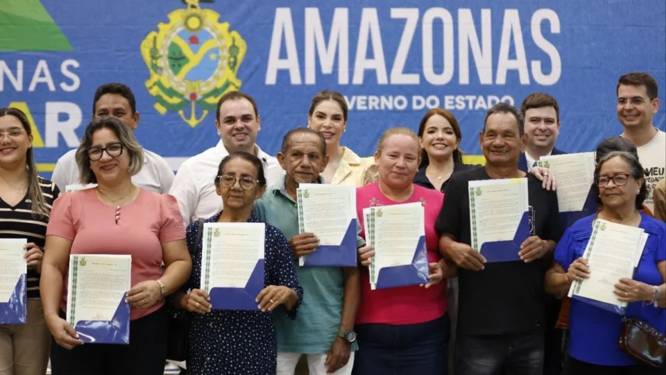 Roberto Cidade entrega 500 títulos definitivos e amplia regularização fundiária para mais de 22 mil famílias