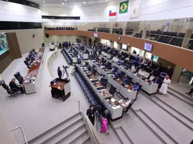 CMM analisa projeto que proíbe obras em horários de pico e impõe prazos rígidos para concessionárias em Manaus