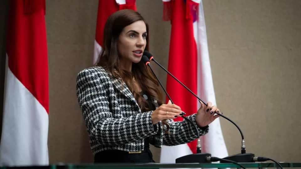 Débora Menezes propõe lei para blindar denunciantes de violência contra crianças no Amazonas