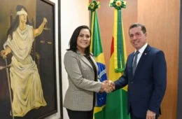 Presidente do TJ-AC assume Governo do Acre durante agenda de Mailza Assis em Manaus