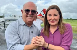 Gesto de ‘cortesia’ do prefeito Claudionor com governadora gera onda de memes e críticas nas redes sociais