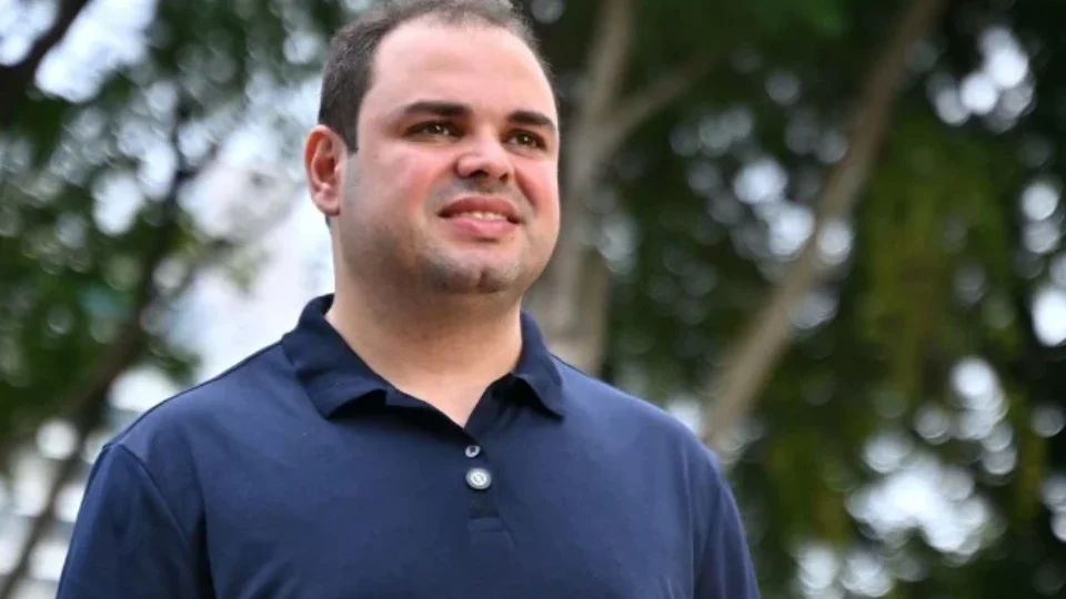 Roberto Cidade ordena cancelamento de contratos com empresas da família e busca TAC com o TCE-AM