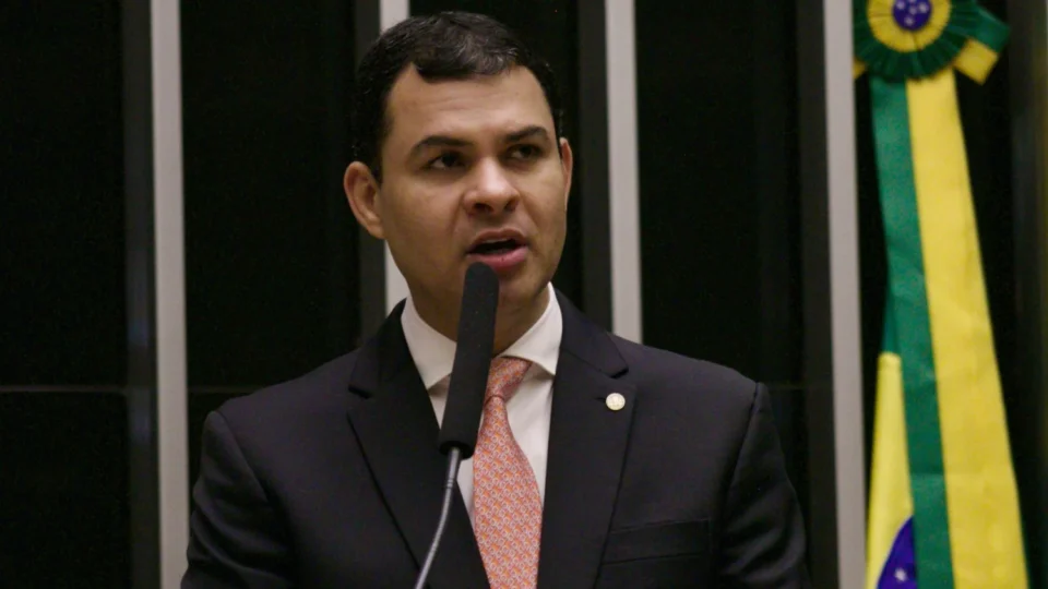 Saullo Vianna articula aprovação de novas regras do seguro-defeso e garante regularização para pescadores do AM