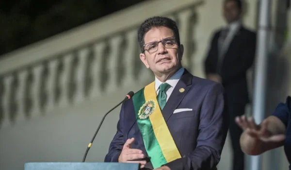 Pesquisa para o Senado aponta Gladson Camelí na liderança; disputa pela segunda vaga segue acirrada no Acre