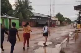 “Na lama!”: Primeira-dama de Iranduba vira alvo de deboche ao se exercitar em rua esburacada