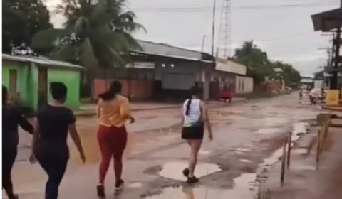 “Na lama!”: Primeira-dama de Iranduba vira alvo de deboche ao se exercitar em rua esburacada