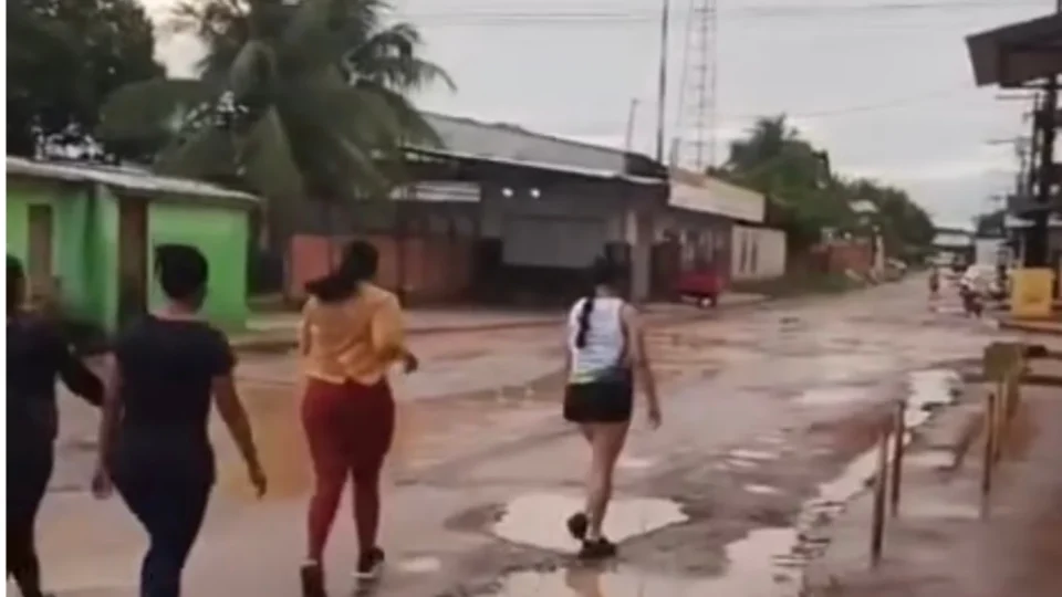 “Na lama!”: Primeira-dama de Iranduba vira alvo de deboche ao se exercitar em rua esburacada