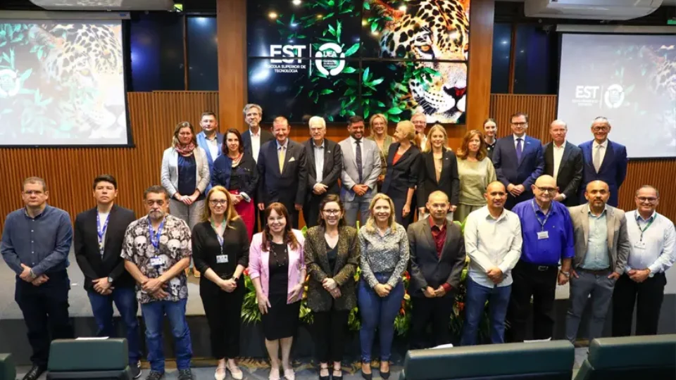 Embaixadores da União Europeia visitam UEA e conhecem projetos de inovação sustentável no Amazonas