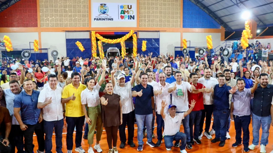 Omar Aziz reforça investimentos em educação, esporte e segurança durante agenda em Parintins
