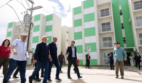 Eduardo Braga participa de agenda de Lula no Amazonas com entrega de casas e anúncios bilionários para infraestrutura