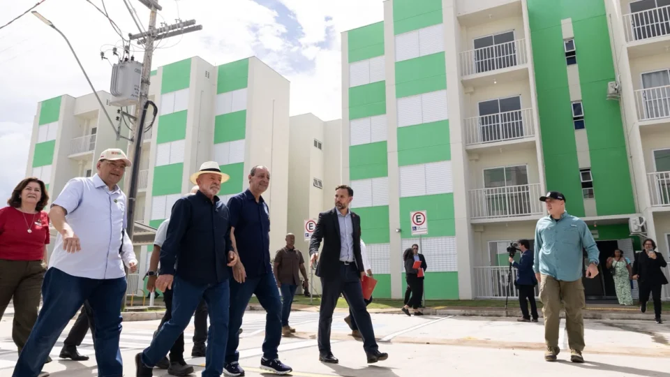 Eduardo Braga participa de agenda de Lula no Amazonas com entrega de casas e anúncios bilionários para infraestrutura
