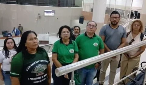 Protesto de professores paralisa sessão na Câmara Municipal de Manaus