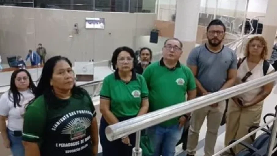 Protesto de professores paralisa sessão na Câmara Municipal de Manaus