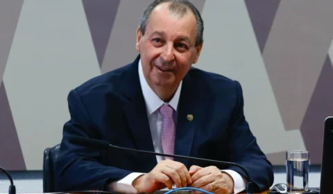 Omar Aziz cobra avanço de projeto que cria piso salarial para trabalhadores da educação