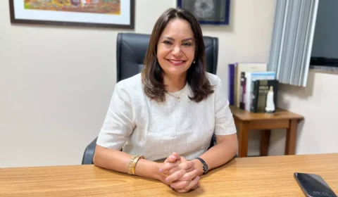 Professora Jacqueline renuncia vaga de deputada estadual e Brena Dianná assume cadeira na Aleam