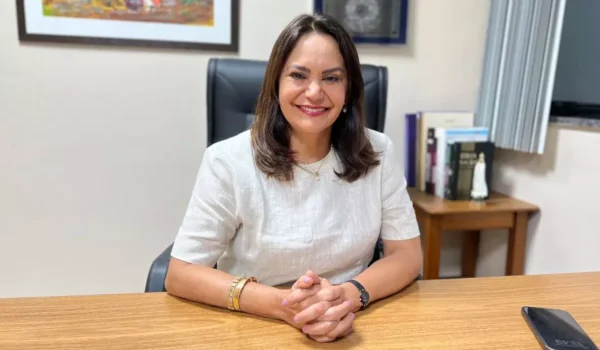Professora Jacqueline renuncia vaga de deputada estadual e Brena Dianná assume cadeira na Aleam