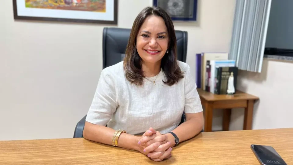 Professora Jacqueline renuncia vaga de deputada estadual e Brena Dianná assume cadeira na Aleam