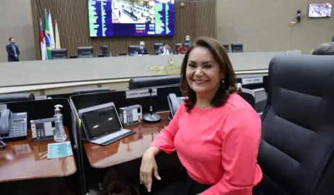 Professora Jacqueline participa de sessões na CMM enquanto decide futuro entre Câmara e Aleam