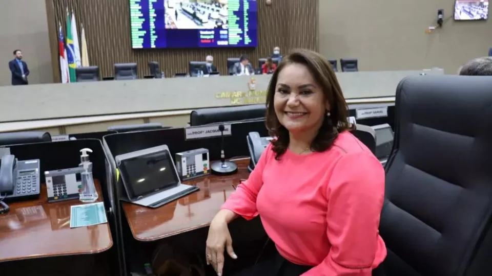 Professora Jacqueline participa de sessões na CMM enquanto decide futuro entre Câmara e Aleam