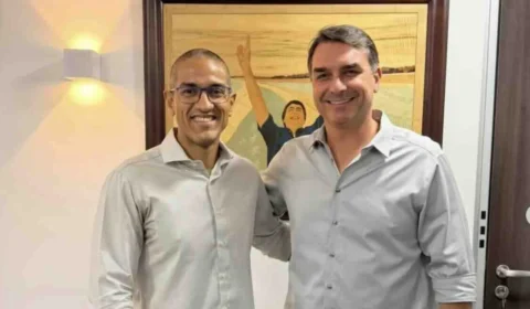Flávio Bolsonaro parabeniza Arthur Henrique após votação em Roraima e pede respeito à vontade do eleitor