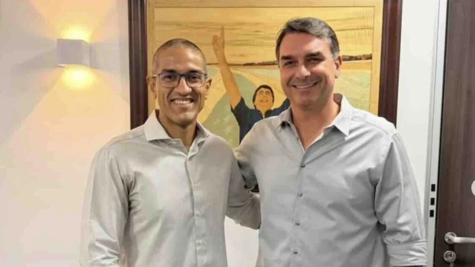 Flávio Bolsonaro parabeniza Arthur Henrique após votação em Roraima e pede respeito à vontade do eleitor