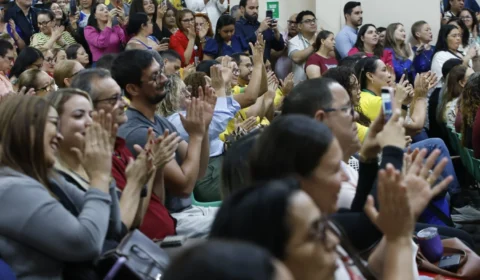 Roberto Cidade anuncia reajuste para servidores da Educação e confirma avanços para a categoria
