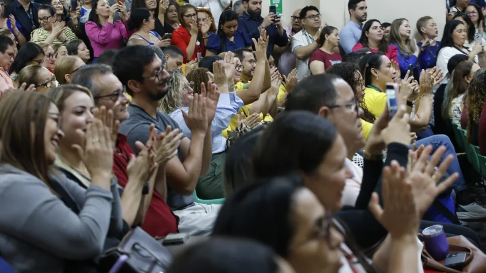 Roberto Cidade anuncia reajuste para servidores da Educação e confirma avanços para a categoria