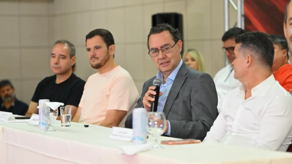 Em visita a Manaus, Augusto Cury defende o fim da polarização política no Brasil